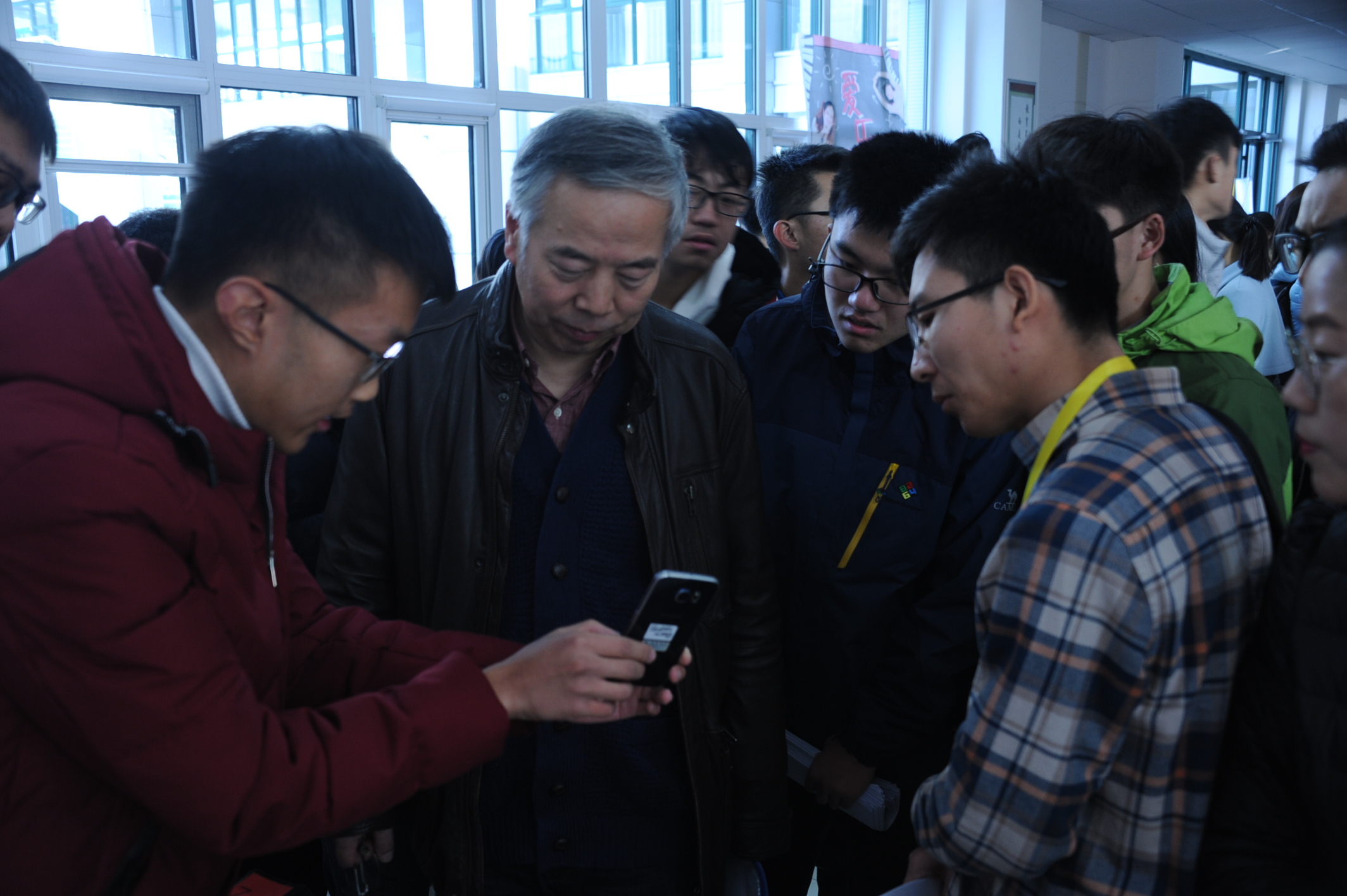 评委与参赛选手交流.JPG